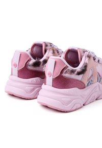 Zapatillas rosas que presentan una mezcla de texturas de tela, incluyendo acentos de felpa, malla y superficies lisas. Suela gruesa con patrones distintivos.