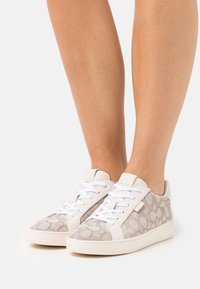 COACH JACQUARD - Tenisky - stone/chalk