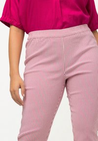 Ulla Popken BENGALINE SIENNA ÉTROITE ET LONGUEUR 7/8.  - Tygbyxor - fuchsia roze