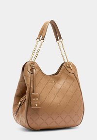 Sac hobo en cuir tanné avec un motif en diamant embossé, accents en chaîne dorée et une poche latérale avec une petite étiquette. Spacieux et texture douce.