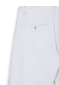 Weiße Baumwollhosen mit glatter Textur, Knopfverschluss, Gürtelschlaufen und einer Gesäßtasche mit Knopfdetail.