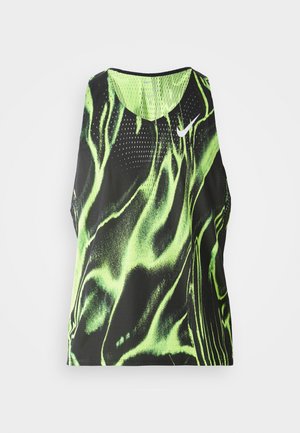 Črn atletski top brez rokavov z neonsko zelenim abstraktnim vzorcem, izdelan iz zračne mrežaste tkanine, z zaobljenim izrezom.