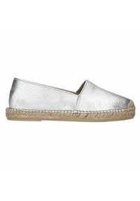 Zilver metallic slip-on espadrille met een textuur bovenkant, jute touwaccenten langs de zool, en een ronde neusdesign.