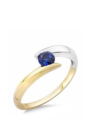 Anello a fascia aperta in oro e argento con una pietra preziosa zaffiro blu rotonda sfaccettata posta tra le due estremità.