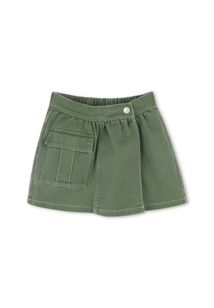 Jupe en denim vert avec un design plissé, une taille élastique et une poche avant. Présente des coutures contrastées et un bouton en argent.