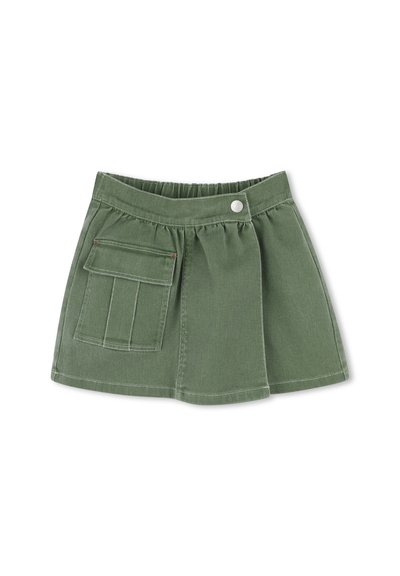 Groene denimrok met een geplooid ontwerp, elastische tailleband en een voorzak. Kenmerkt zich door contrasterende stiksels en een zilveren knop.
