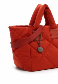 Borsa tote in nylon trapuntato rosso con doppie maniglie, una tracolla staccabile e un'etichetta metallica con marchio. Presenta una superficie testurizzata e una forma strutturata.
