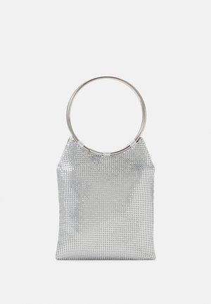 Zilveren mesh handtas met een grote cirkelvormige metalen handgreep, voorzien van een textuur van metaal en een trapeziumvorm.