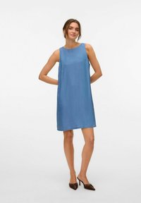 Modra brezrokavna obleka z ohlapnim krojem, okroglim izrezom in stranskimi žepi. Mehka denim tkanina z gladko teksturo in obrobljenimi robovi.