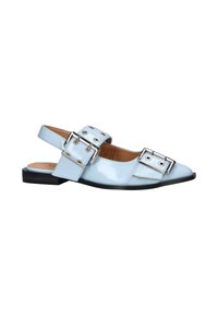 Hellblaue Lackleder-Slingback-Schuhe mit doppelten silbernen Schnallen, spitzer Zehenpartie und flacher schwarzer Sohle.