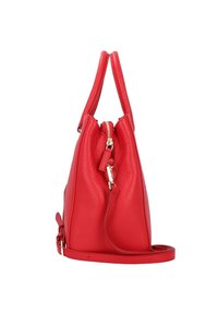 Sac à main en cuir rouge, surface texturée, fermeture éclair, double poignée, bandoulière amovible et accents en métal doré.