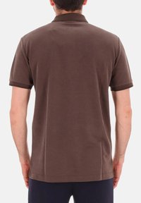 Polo shirt marrone a maniche corte con colletto, caratterizzato da rifiniture a contrasto marrone scuro sul colletto e sulle maniche, in cotone liscio e con una vestibilità standard.