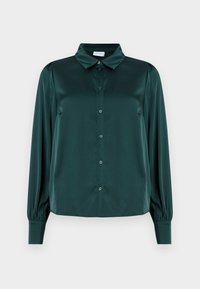 Mørkegrønn satengbluse med knappelukking foran, klassisk krage og lange, mykt sammenføyde ermer. Glatt tekstur med en lett glans.