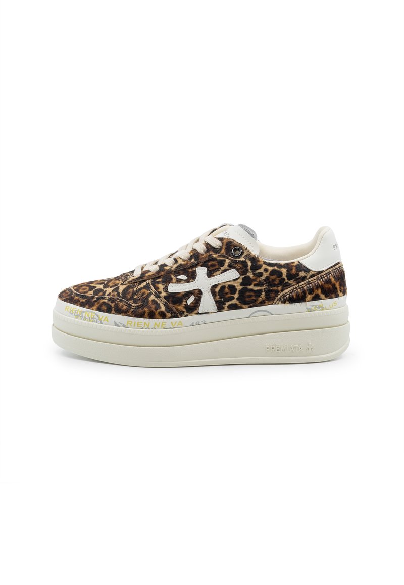 Sneaker con stampa leopardata e dettagli bianchi, punta rotonda, tessuto testurizzato, suola spessa bianca e dettagli stampati sul lato.