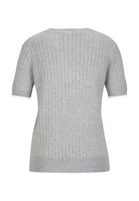 Grijze gebreide trui met korte mouwen, voorzien van verticale ribbels en een eenvoudige zoom. De manchetten hebben een contrasterende witte afwering.