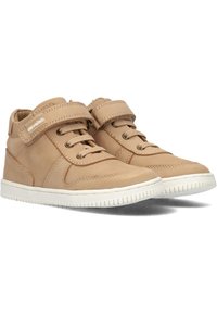 Beige leren hoge sneakers met een klittenbandsluiting, veters, gestikte accenten en een witte rubberen zool. Glad oppervlak met een ronde neus.