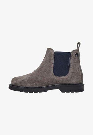 Stivaletto in suede grigio con pannelli elasticizzati ai lati e un tassello per il su è facile da indossare. Presenta una suola in gomma nera, che accentua una silhouette pulita e moderna.