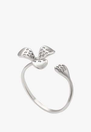 Strieborný náramok s kvetinovým dizajnom, ktorý má tri prvky pripomínajúce okvetné lístky, z ktorých každý je ozdobený jasnými rhinestonmi a hladkým pásom.