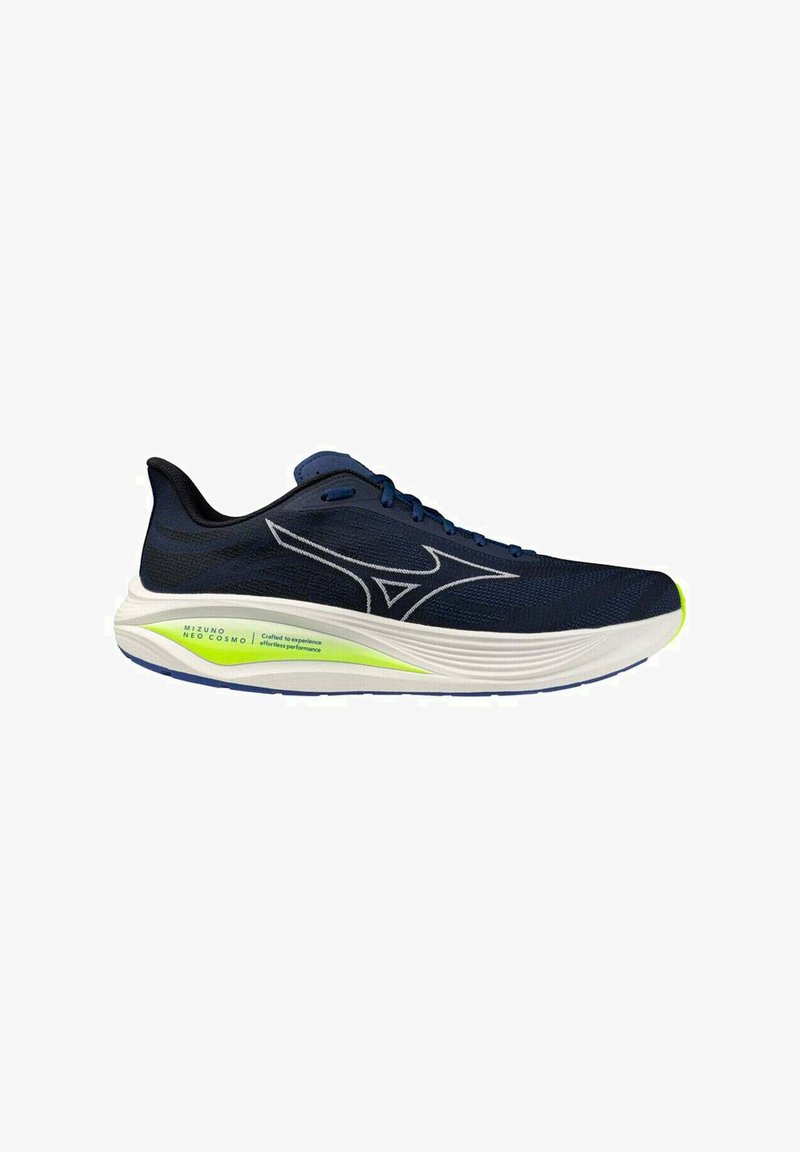 Scarpa da corsa Mizuno blu navy con suola bianca e giallo neon, logo bianco e testo "Mizuno Neo Cosmo" sulla suola intermedia.
