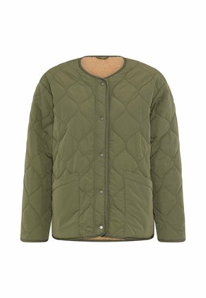 Gesteppte olivgrüne Jacke mit rundem Ausschnitt, Druckknopfverschluss, Vordertaschen und beigem Fleecefutter, sichtbar am Kragen.