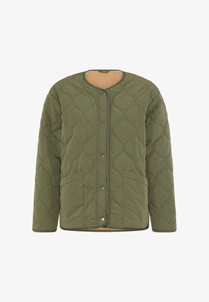 Gesteppte olivgrüne Jacke mit rundem Ausschnitt, Druckknopfverschluss, Vordertaschen und beigem Fleecefutter, sichtbar am Kragen.