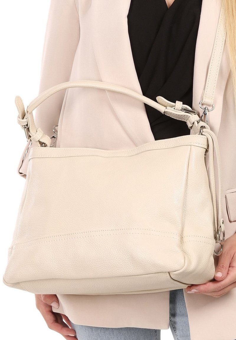 Crème leren handtas met een gestructureerde vorm, verstelbare schouderriem en subtiele stiksels. Gladde textuur, minimale hardware.