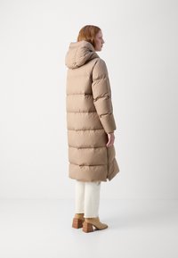 Marc O'Polo PUFFER COAT WITH HOOD SIDE SLITS WITH ZIPPER WELT POCKETS BACKPACK BELTS - Dūnu mētelis - soft mocca