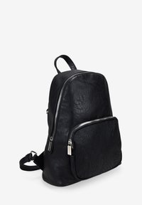 Mochila de cuero negra con acabado texturizado, que cuenta con un gran compartimento principal y un bolsillo frontal con cremallera más pequeño con detalles en relieve.