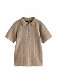 Polo à manches courtes de couleur beige clair, arborant un motif géométrique texturé, un col zippé et un tissu en tricot lisse.