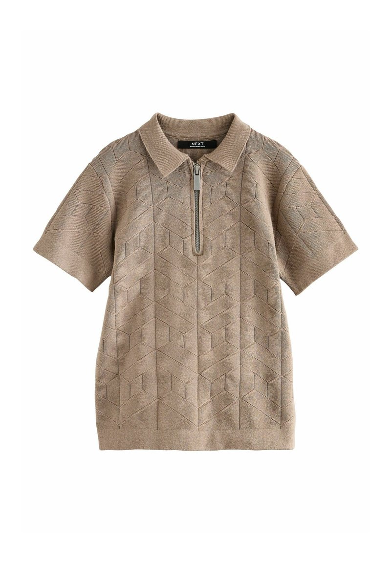 Polo à manches courtes de couleur beige clair, arborant un motif géométrique texturé, un col zippé et un tissu en tricot lisse.
