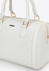 Sac à main blanc avec motif embossé, forme arrondie, poignées supérieures doubles et quincaillerie dorée. Doté d'une fermeture éclair et d'une texture lisse.