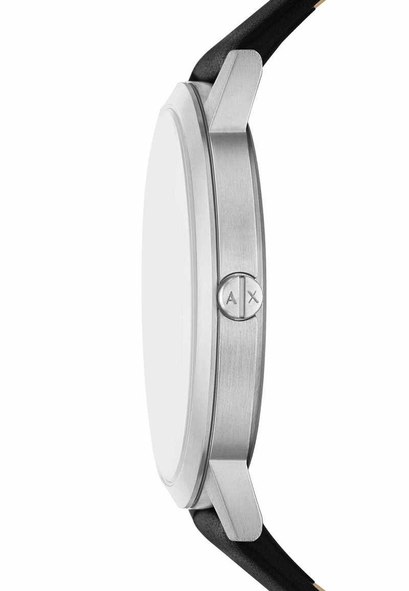 Caja de reloj de acero inoxidable plata con un acabado suave, correa de cuero negro y un diseño redondo. Presenta un logo grabado en el lateral.