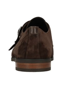 Bruine suède schoenen met een gladde textuur, ronde vorm en een contrasterende houten zool. Heeft een gespdetail aan de zijkant.
