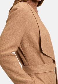 Betty Barclay Manteau court - brown