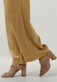Notre-V Sandalen met hoge hak - beige