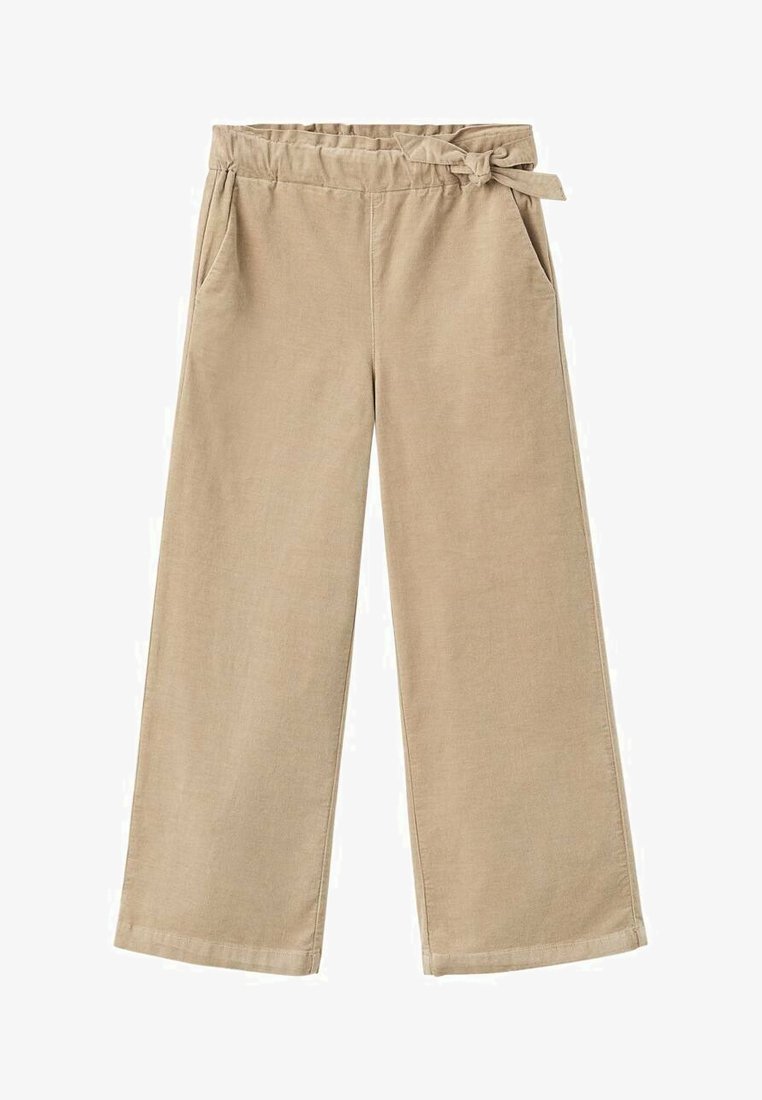 Bež hlače širokih nogavic iz mehkega materiala, z ujemajočim pasom na pasu in dvema stranskima žepoma. Gladka tekstura z natančnim zaključkom.
