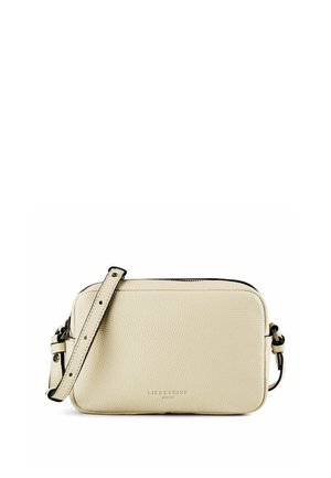 Beżowa prostokątna skórzana torba na ramię z regulowanym paskiem i zamknięciem na zamek, z subtelnym tłoczonym nazwiskiem marki na przodzie.