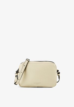 Beżowa prostokątna skórzana torba na ramię z regulowanym paskiem i zamknięciem na zamek, z subtelnym tłoczonym nazwiskiem marki na przodzie.