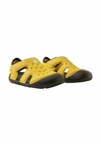 Sandales jaunes pour enfants en matériau synthétique, dotées de trous pour la respirabilité, de semelles noires et de sangles Velcro réglables.