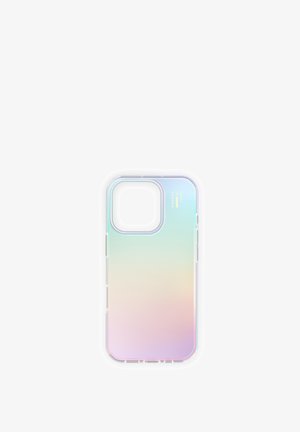 Funda de teléfono transparente con un sutil degradado de colores pastel y un amplio recorte para la cámara, con una pequeña marca de texto cerca de la parte superior.
