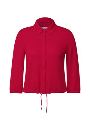 Chemise rouge en maille avec des boutons, un col, des manches trois-quarts et un ourlet ajustable. Texture lisse et boutons bien espacés.
