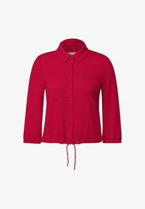 Rotes gestricktes Button-up-Hemd mit kragen, Dreiviertelärmeln und Kordelzugsaum. Glatte Textur und gleichmäßig verteilte Knöpfe.