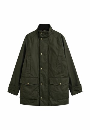 Parka verde oliva, resistente all'acqua, con colletto alto, chiusura a bottoni automatici e molteplici tasche frontali. Presenta un taglio comodo e hardware minimale.