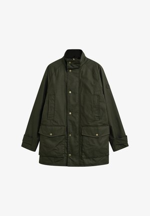 Parka verde oliva, resistente all'acqua, con colletto alto, chiusura a bottoni automatici e molteplici tasche frontali. Presenta un taglio comodo e hardware minimale.