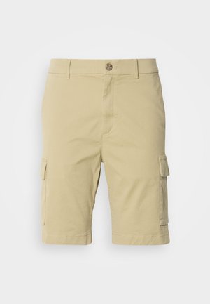 Pantalones cortos cargo color caqui, confeccionados en algodón con una textura suave, que cuentan con bolsillos laterales y un cierre de botón en la cintura.