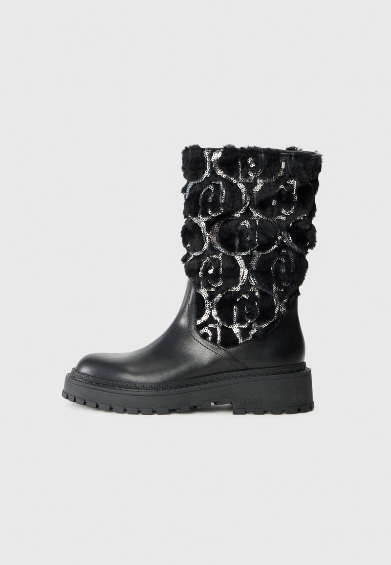 Schwarze Stiefel bis zur Mitte der Wade mit dicker Sohle, die ein glänzendes schwarz-silbernes Paillettenwirbelmuster auf dem weichen, pelzigen oberen Schaft aufweisen.