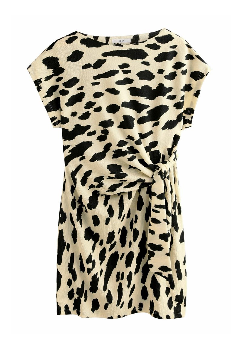 Robe en tissu beige avec un motif léopard noir. Elle possède des manches courtes et un détail de nœud noué à la taille.