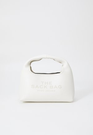 Weißes Lederhandtäschchen mit abgerundeter Form und kurzem Griff. Mit geprägt Text "THE SACK BAG" und einem schwarzen Reißverschlussverschluss an der Oberseite.