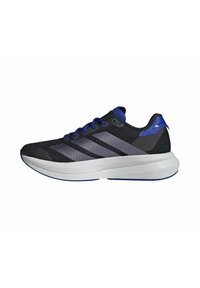 Sportschoenen met een zwarte mesh bovenzijde, blauwe accenten en drie zijstrepen. Dikke witte tussenzool met een gestructureerd oppervlak. Lage ontwerp.