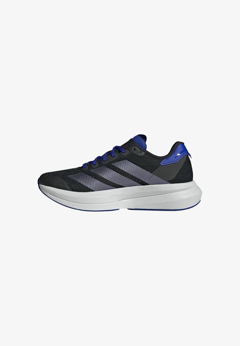 Chaussures de sport avec une tige en mesh noir, des accents bleus et trois bandes latérales. Semelle intermédiaire épaisse blanche avec une surface texturée. Design low-top.
